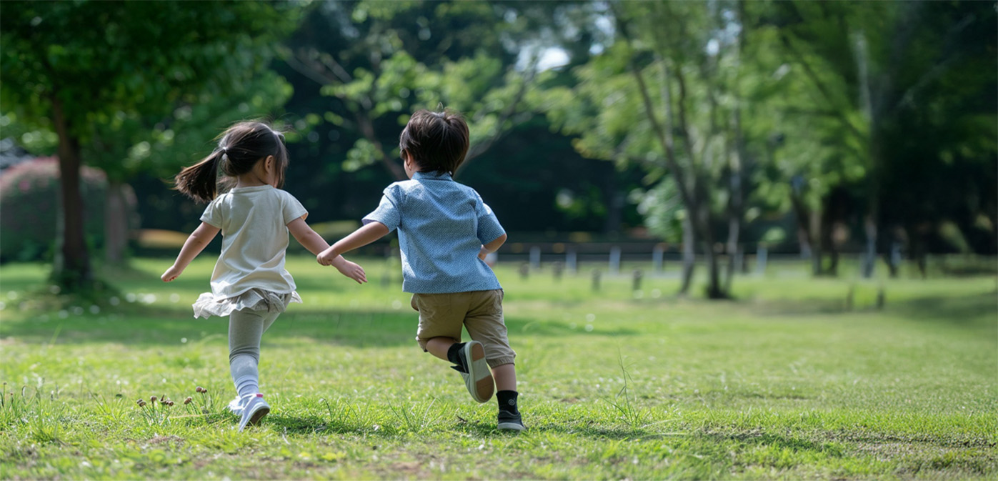 公園を走る子ども